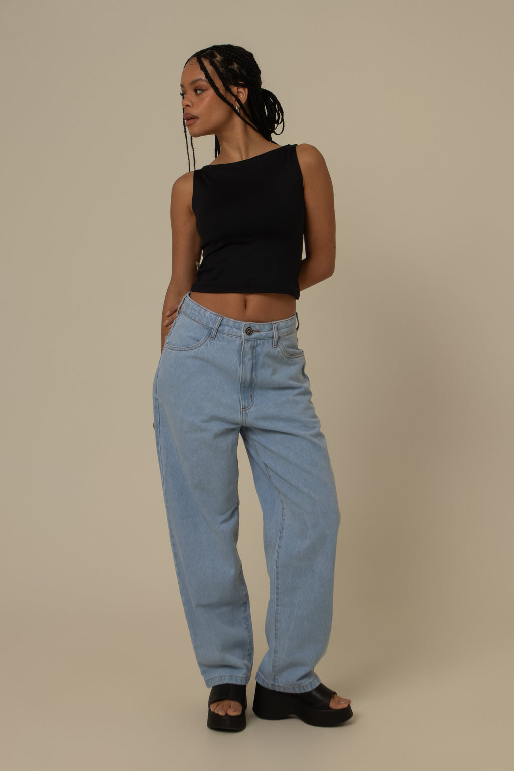 calça jeans ajustável mom clara