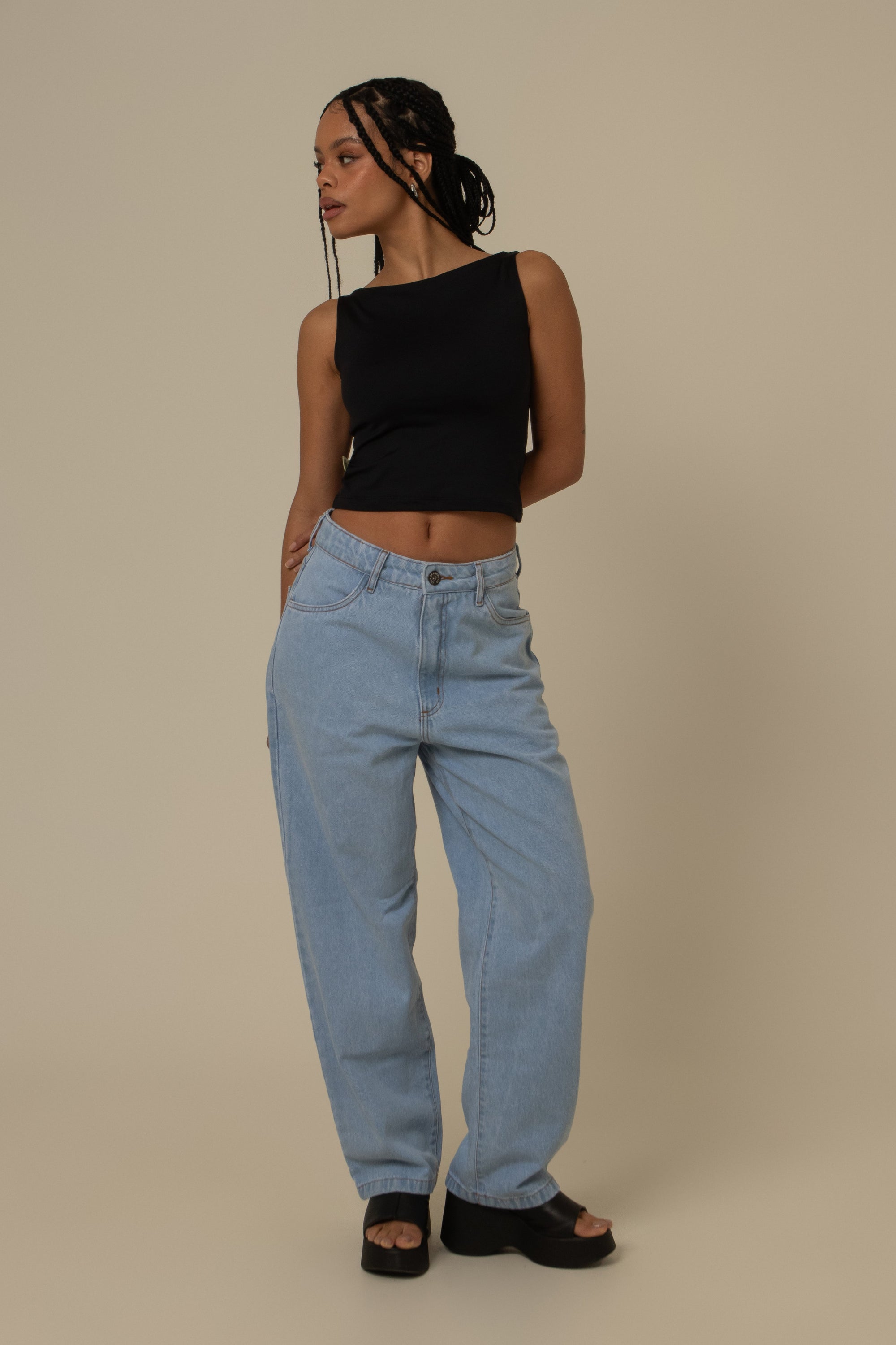 calça jeans ajustável mom clara