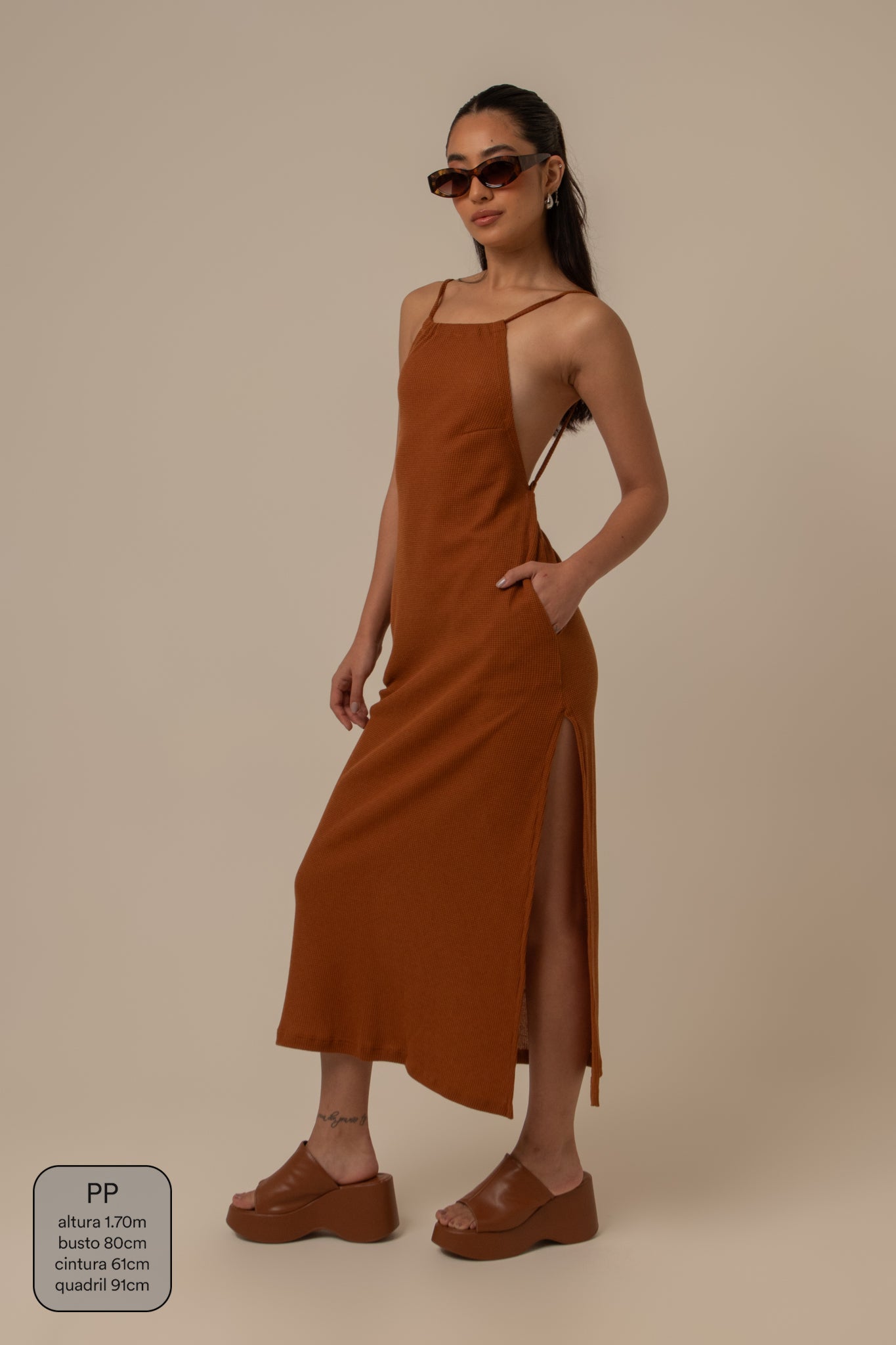 vestido comfy | vestido costas abertas com fenda lateral